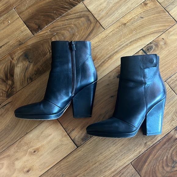 Vince made in Italy booties - Picture 3 of 6